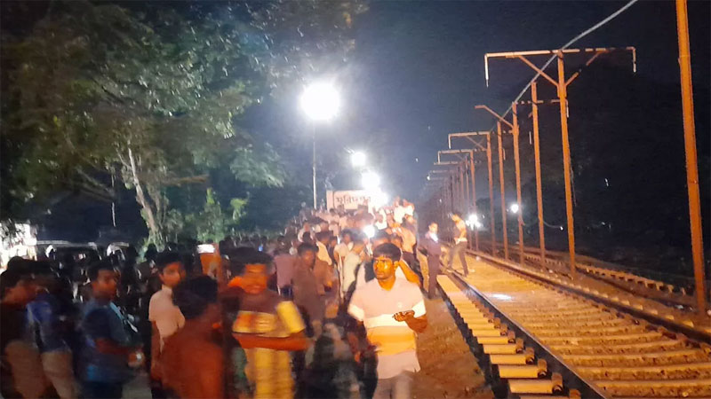 রাতের আঁধারে ‘চন্দনা কমিউটার ট্রেন’ আটকে দিল ফরিদপুরবাসী