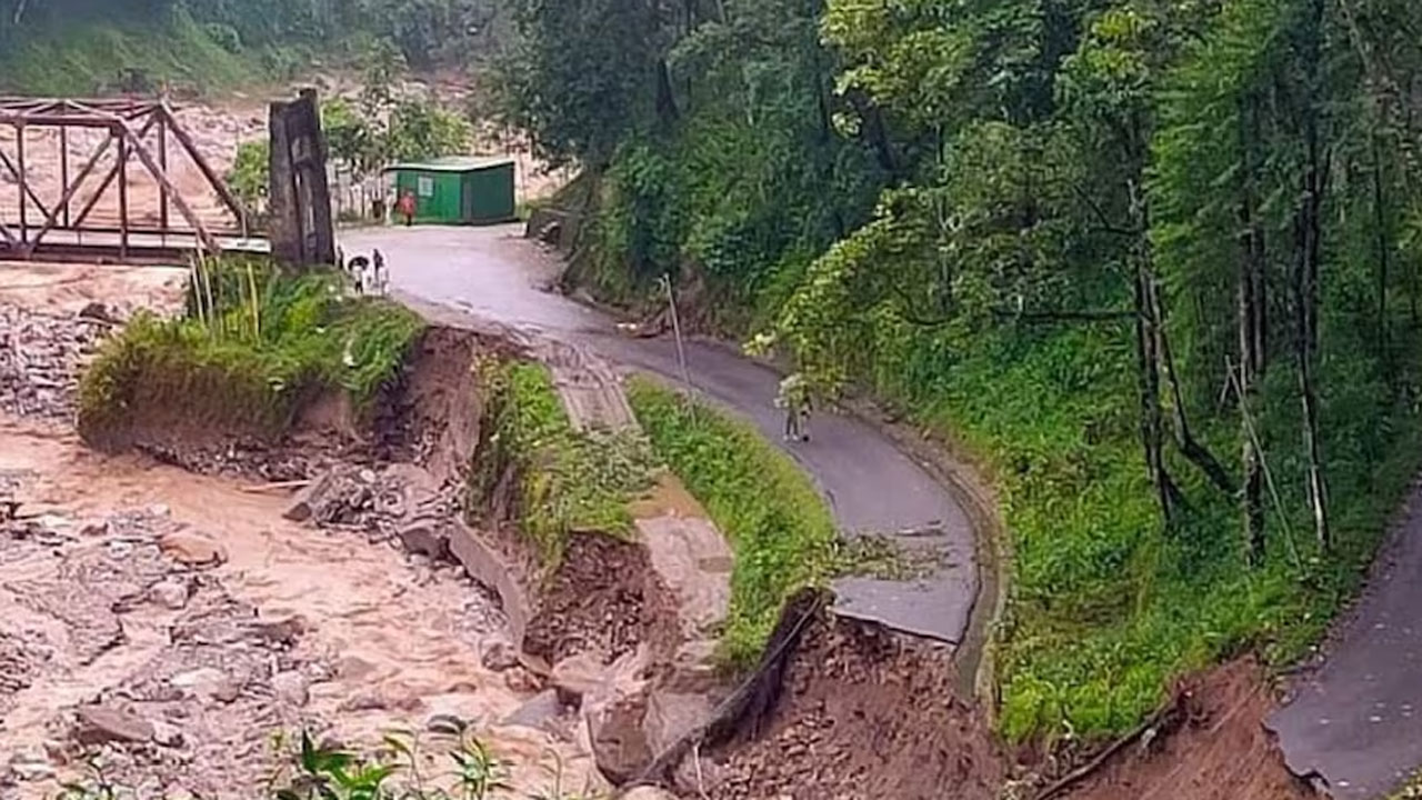 সিকিমে আটকে পড়াদের উদ্ধারে বিলম্ব