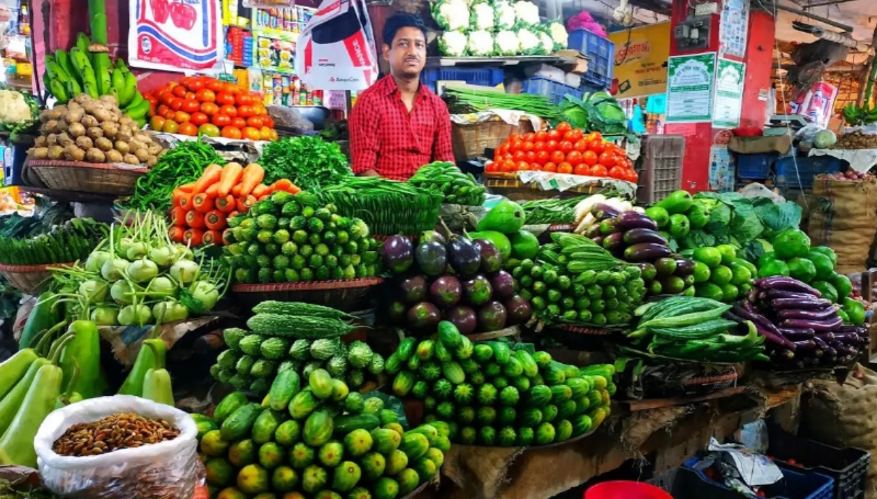 চাহিদা কমলেও নিত্যপণ্যের বাজার চড়া