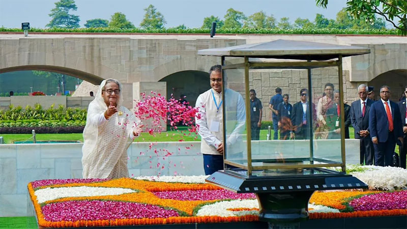 দিল্লির রাজঘাটে মহাত্মা গান্ধীর প্রতি প্রধানমন্ত্রী শেখ হাসিনার শ্রদ্ধা