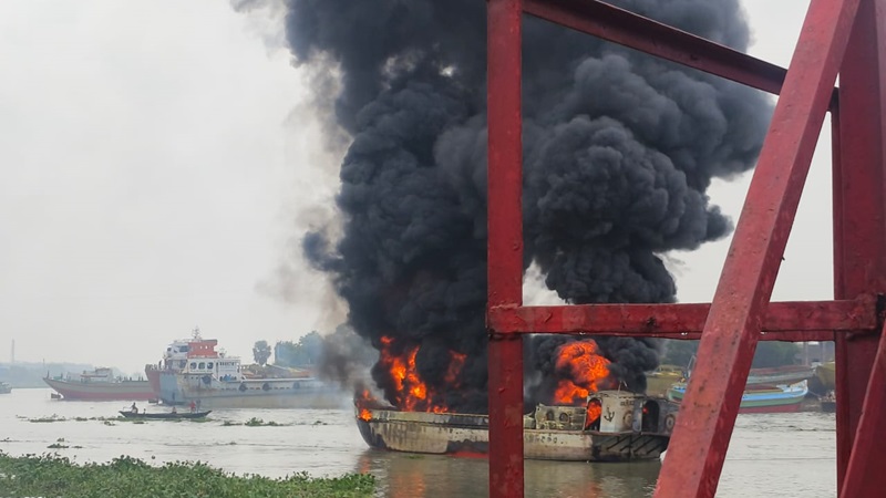 নারায়ণগঞ্জে তেলবাহী ট্রলারে আগুন, বিস্ফোরণের বিকট শব্দ