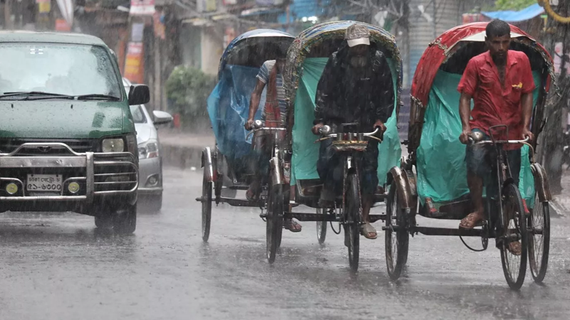 ভারী বর্ষণে ঢাকায় জলাবদ্ধতা