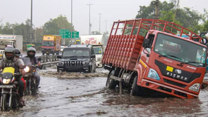 দিল্লিতে রেকর্ড বৃষ্টিতে ১১ জনের মৃত্যু