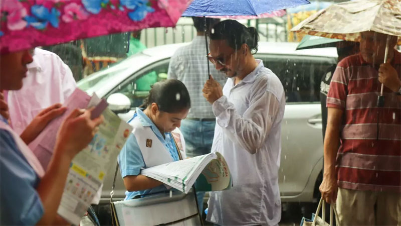 বৃষ্টিতে এইচএসসি পরীক্ষার্থীদের ভোগান্তি