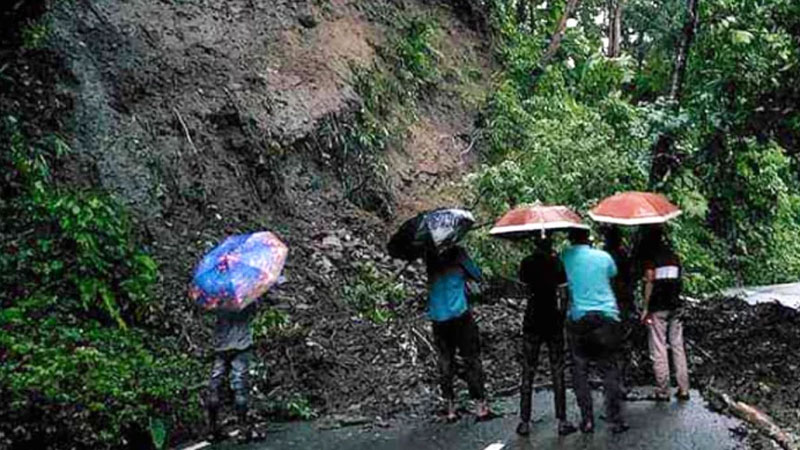 খাগড়াছড়িতে পাহাড় ধসে যান চলাচল বন্ধ