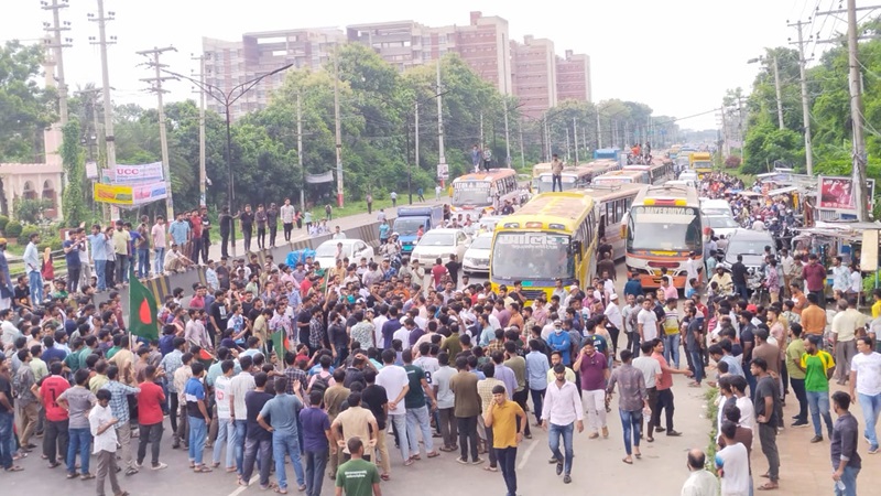 কোটা বাতিলের দাবিতে ঢাকা-আরিচা মহাসড়ক অবরোধ