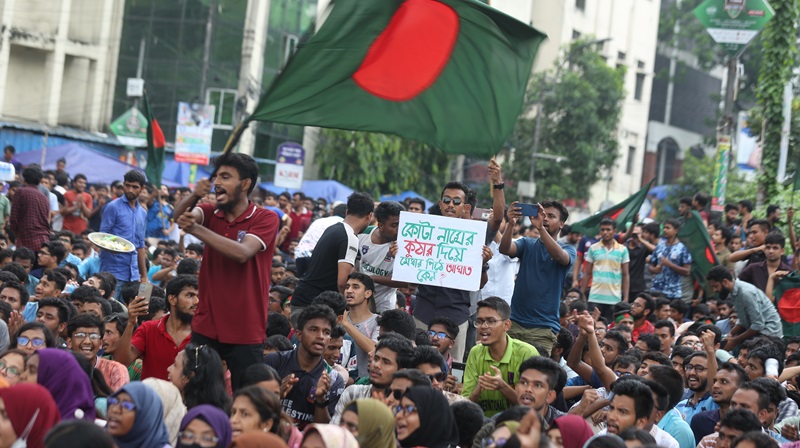 কোটা বাতিলের দাবিতে দ্বিতীয় দিনের মতো শাহবাগ অবরোধ