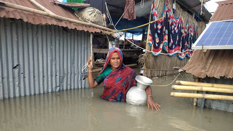 কুড়িগ্রামে বন্যা, নৌকা বা মাচানে টিকে থাকার চেষ্টা