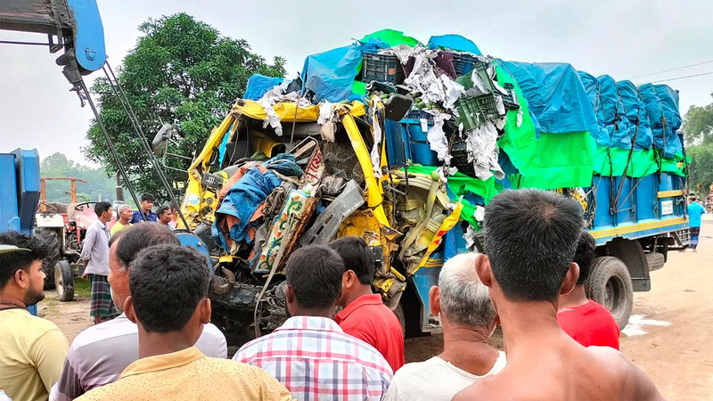 দিনাজপুরে বাস ও ট্রাকের সংঘর্ষে ৫ জন নিহত