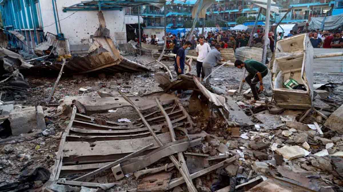 গাজার স্কুলে ইসরায়েলি বিমান হামলায় নিহত ১৬