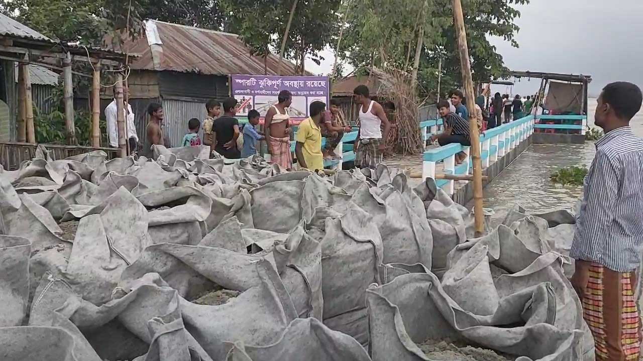 তিস্তায় বন্যা নিয়ন্ত্রণ বাঁধে ধস