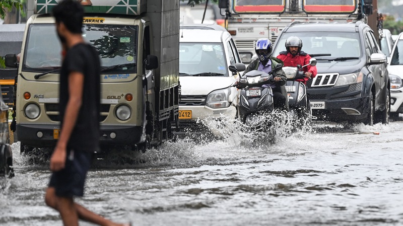 রেকর্ড বৃষ্টিতে ভাসছে মুম্বাই