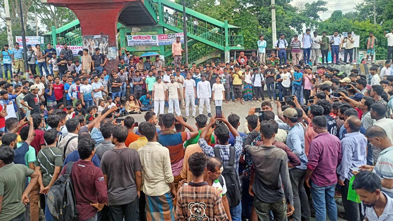 কোটা সংস্কারে ‘বাংলা ব্লকেড’, সারাদেশে পরিবহন বিপর্যস্ত