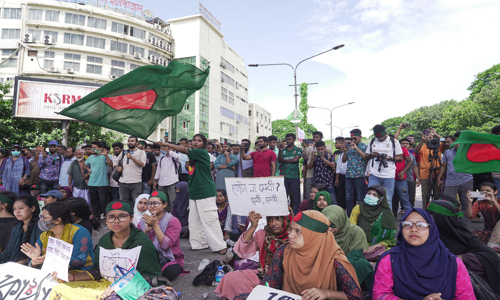 কোটা: আদালতের ঘাড়ে সরকারের বন্দুক!