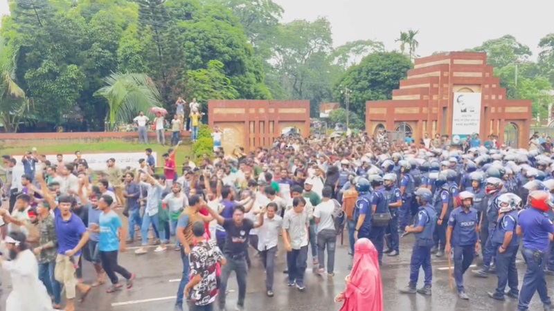 পুলিশি বাঁধা উপেক্ষা করে ঢাকা-আরিচা মহাসড়কে জাবি শিক্ষার্থীদের অবরোধ 