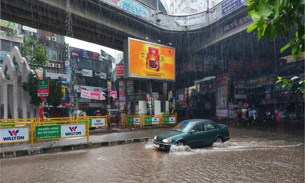 ভারী বৃষ্টিপাতে ঢাকায় জলাবদ্ধতা, ভোগান্তিতে যাত্রীরা