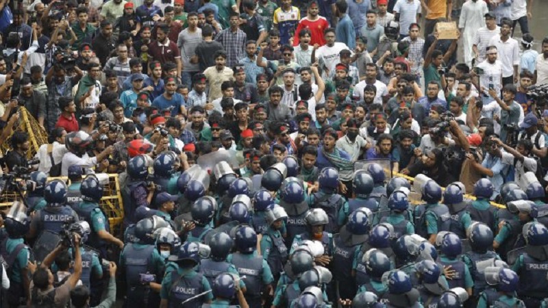 আন্দোলনকারী শিক্ষার্থীদের নামে পুলিশের মামলা