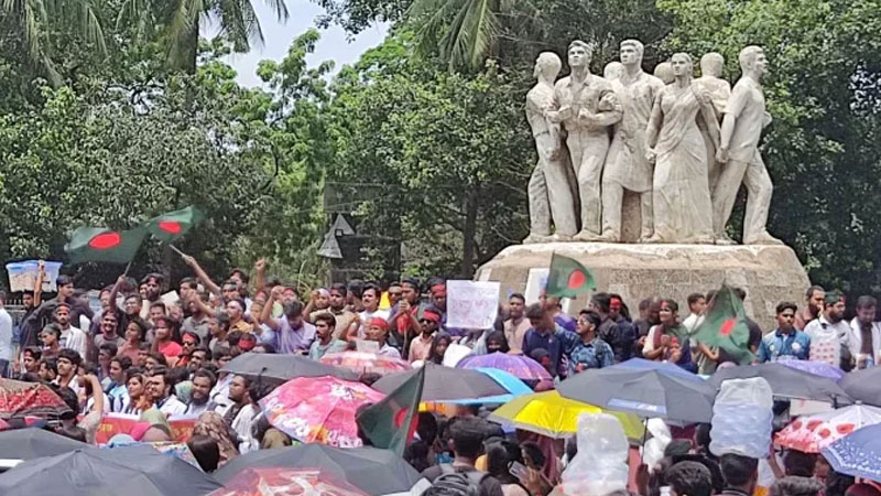 রাজু ভাস্কর্যের পাদদেশে জড়ো হচ্ছেন কোটাবিরোধীরা