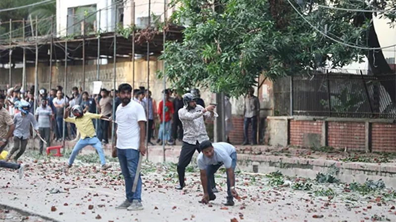 গুলি-ককটেলসহ বহিরাগত এনে ছাত্রলীগের হামলা