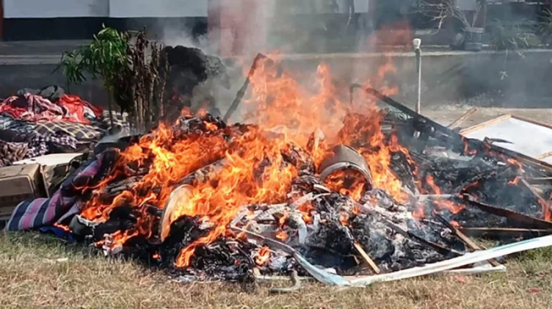 হলে থেকে ছাত্রলীগ নেতাদের বিছানা-কাপড় পুড়িয়ে দিলেন রাবি শিক্ষার্থীরা