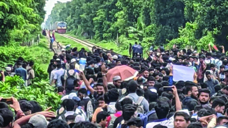 ঢাকা-চট্টগ্রাম মহাসড়ক অবরোধ আইআইইউসি শিক্ষার্থীদের