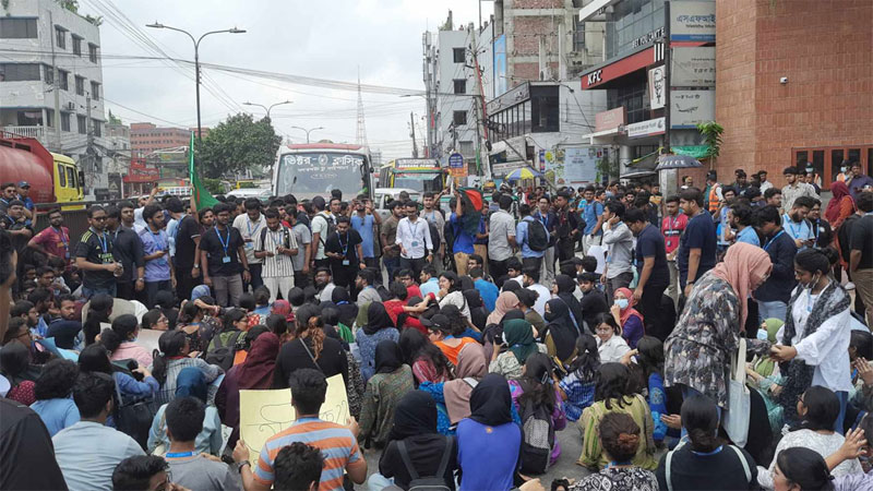 ঢাকার রাজপথ শিক্ষার্থীদের দখলে