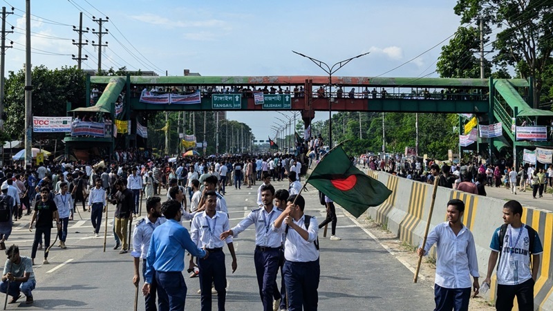 জাবিতে আন্দোলনে যোগ দিয়েছে স্কুল-কলেজ শিক্ষার্থীরাও