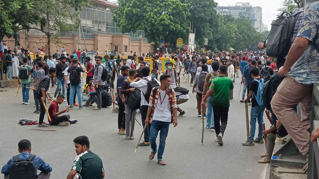 নতুনবাজারে আন্দোলনকারীদের সঙ্গে ছাত্রলীগের ধাওয়া-পাল্টা ধাওয়া