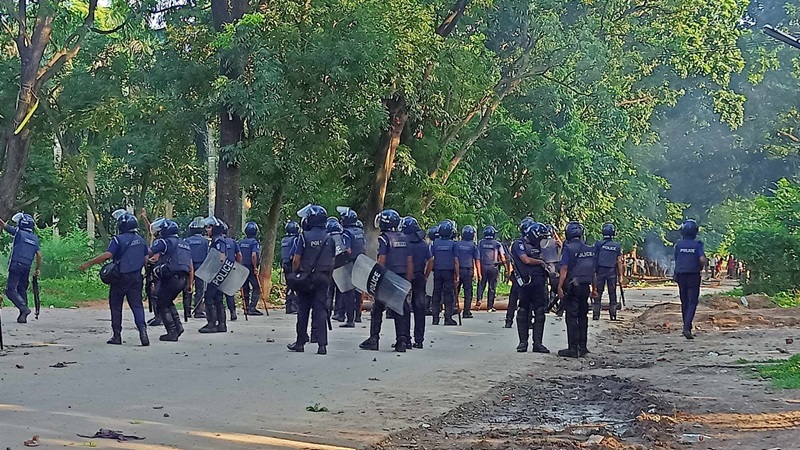 জাহাঙ্গীরনগরে পুলিশের হামলা, মুহুর্মুহু গুলি