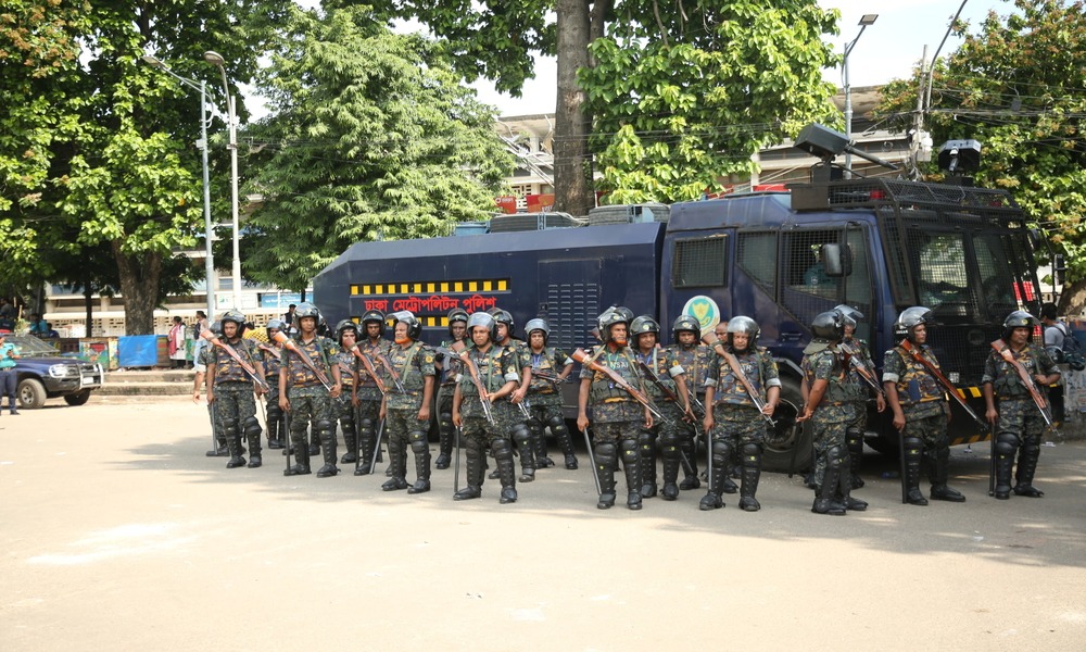 ভিসি চত্ত্বরে জড়ো হচ্ছেন শিক্ষার্থীরা 