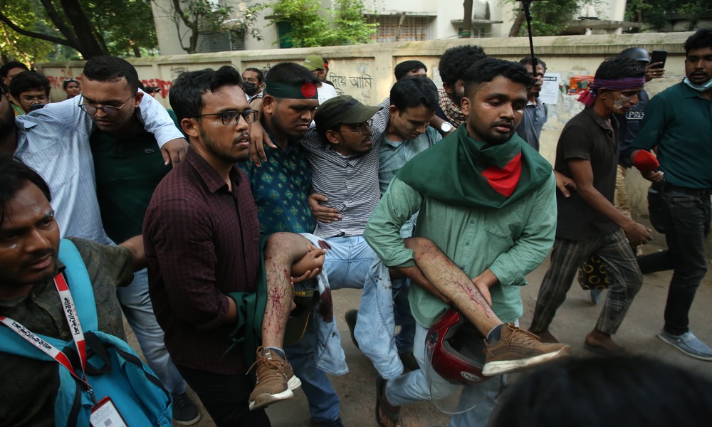 প্রধানমন্ত্রীর ভাষণ চলাকালেই ঢাবি ও জাবিতে নিরস্ত্র শিক্ষার্থীদের ওপর পুলিশের হামলা 