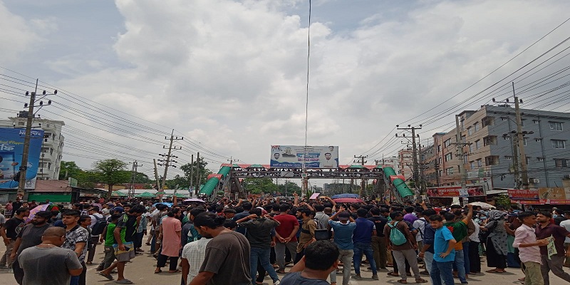 পুলিশ ক্যাম্পাস থেকে বের করে দেওয়ার পর মহাসড়কে শাবিপ্রবি শিক্ষার্থীরা