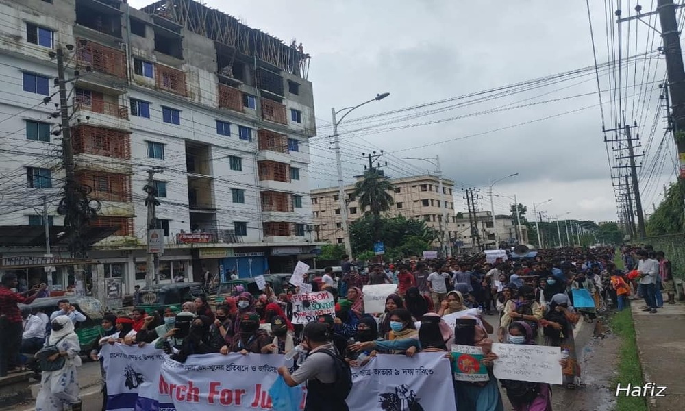 খুলনায় পুলিশের সঙ্গে শিক্ষার্থীদের সংঘর্ষ চলছে 