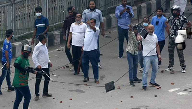 আন্দোলনকারীদের ওপর পুলিশ-আওয়ামী লীগের হামলা, নিহত অন্তত ৫২