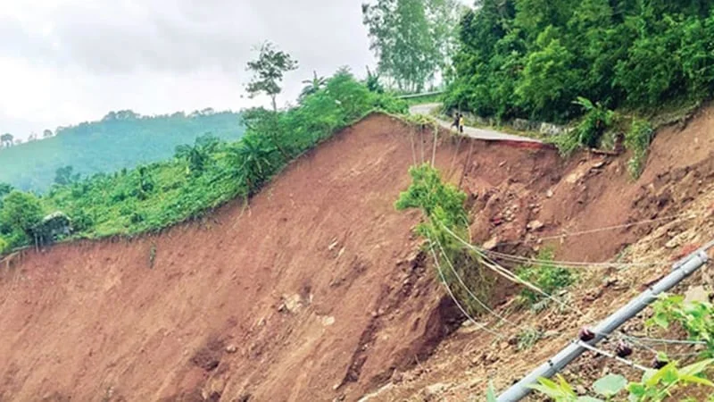 কক্সবাজারে পাহাড় ধসে নারী-শিশুসহ তিনজনের মৃত্যু