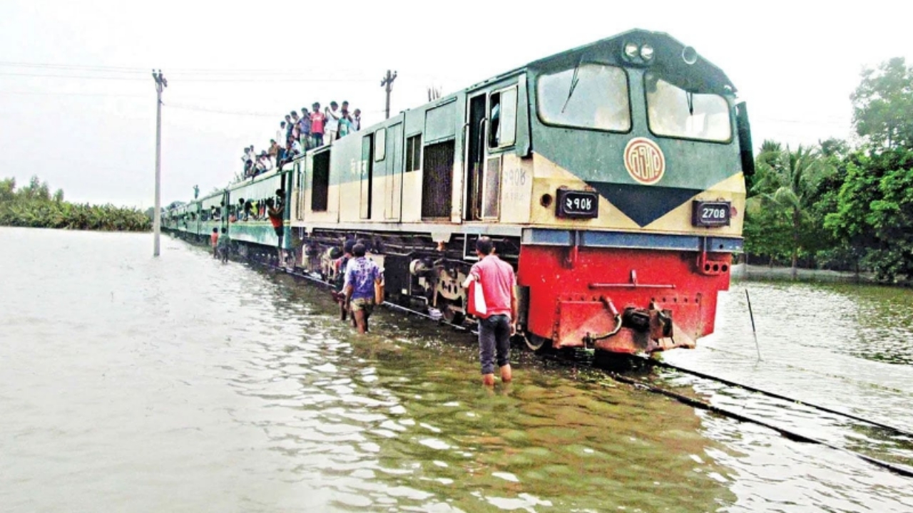 চট্টগ্রামের সঙ্গে সারাদেশের ট্রেন চলাচল বন্ধ