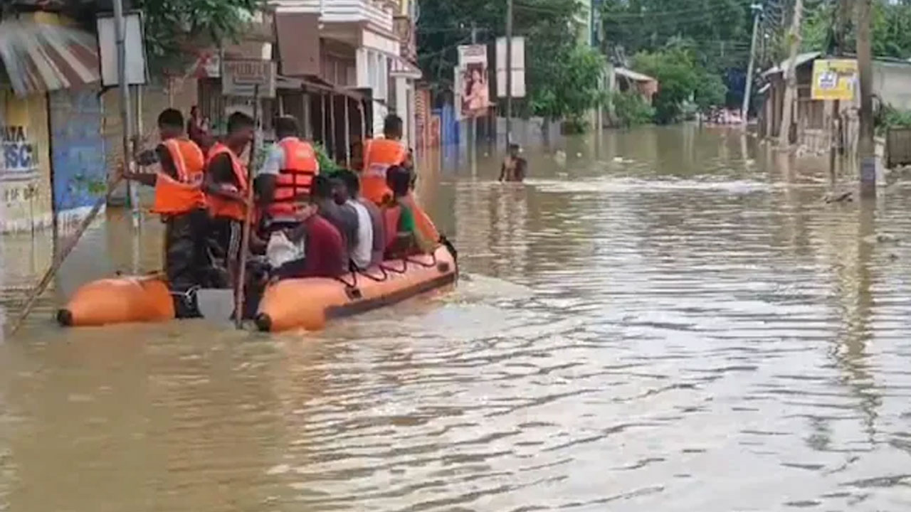 ত্রিপুরায় আকস্মিক বন্যায় নিহত ১০, বাস্ত্যুচুত হাজার হাজার মানুষ