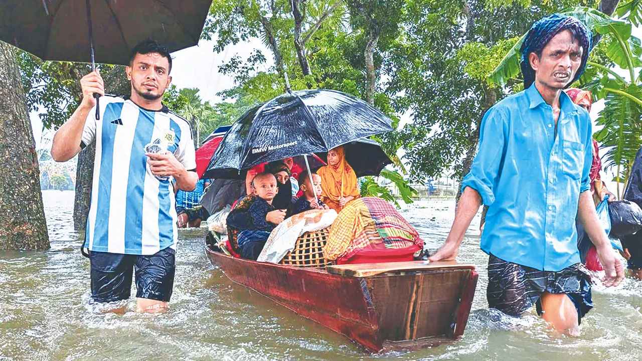 বৃষ্টি থেমে নোয়াখালীতে সূর্যের দেখা, কমতে শুরু করেছে পানি