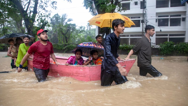 পানিতে ভাসছে ১৩ জেলা,চার জেলায় ৮ মৃত্যু