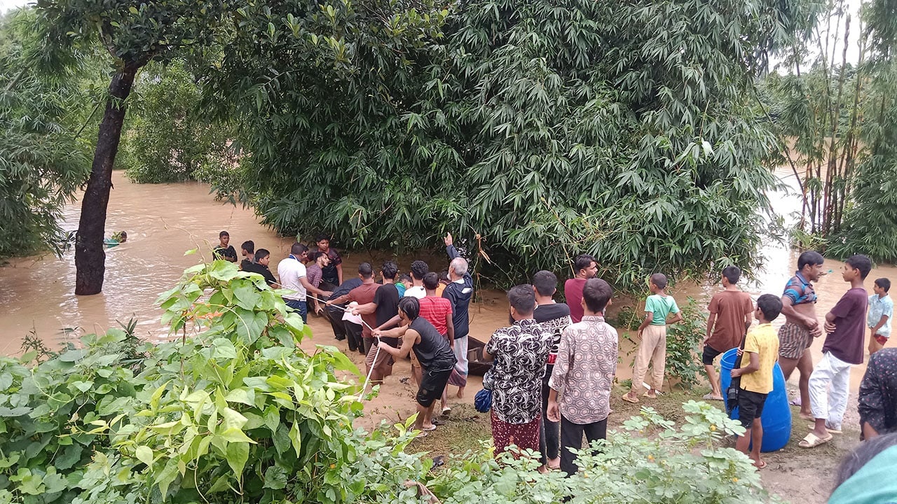 প্রাণ বাঁচাতে খালি হাতে আশ্রয়কেন্দ্রে ছুটছেন বন্যার্ত মানুষ