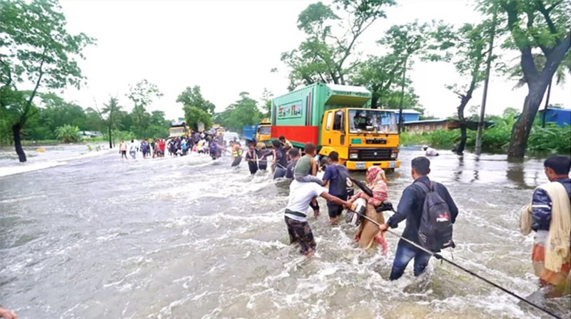 বন্যায় ক্ষতিগ্রস্ত অর্ধকোটি মানুষ, মারা গেছেন ১৫ জন