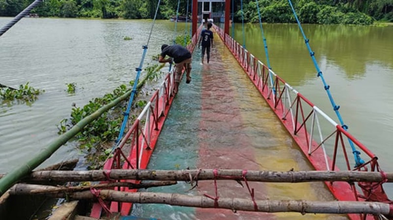 তলিয়ে গেছে রাঙ্গামাটির ঝুলন্ত সেতু