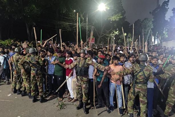 শিক্ষার্থীদের দখলে সচিবালয়, পালালো হাজারও আনসার সদস্য