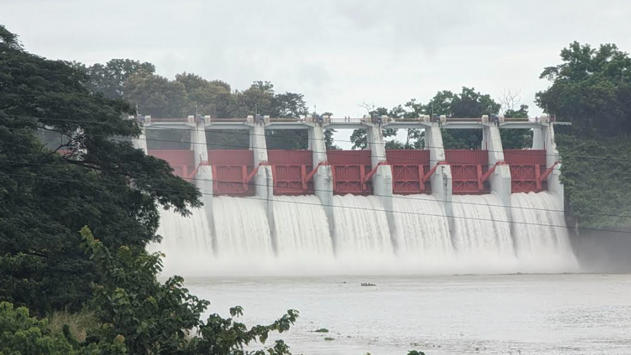 খুলে দেওয়া হলো কাপ্তাই বাঁধের ১৬ জলকপাট