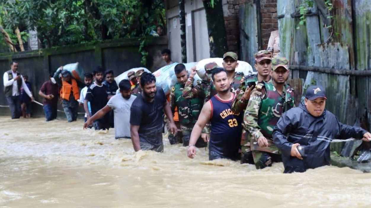 কমছে পানি, বাড়ছে দুর্ভোগ