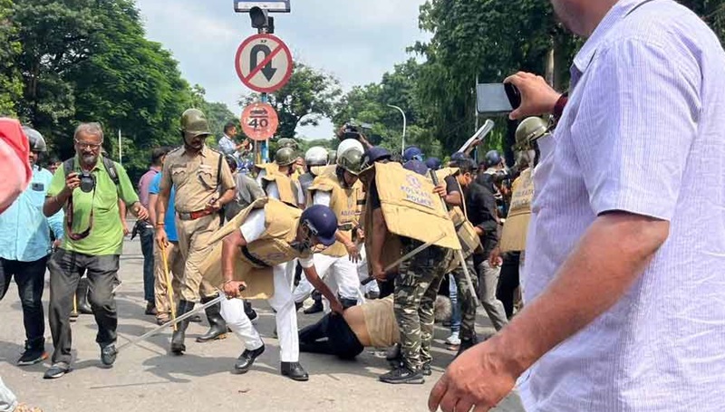 ‘নবান্ন অভিযান’ ঘিরে সংঘর্ষে উত্তাল কলকাতা, গ্রেপ্তার ২ শতাধিক