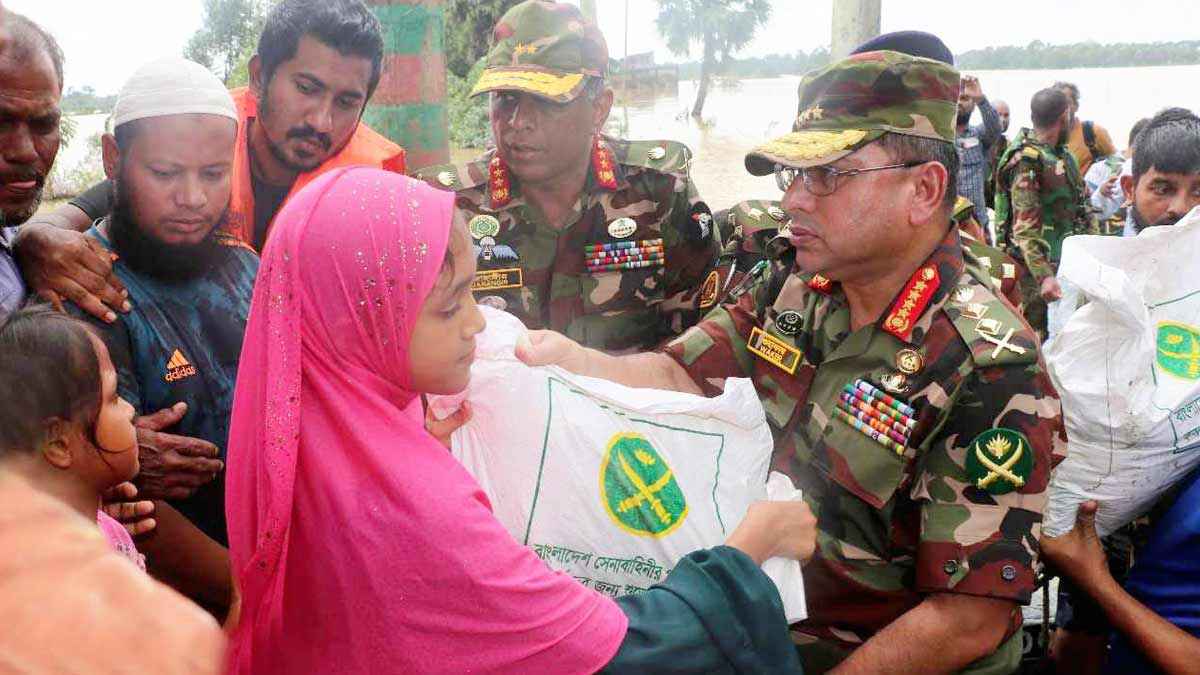 ফেনীর বন্যাকবলিত এলাকা পরিদর্শন করলেন সেনাপ্রধান