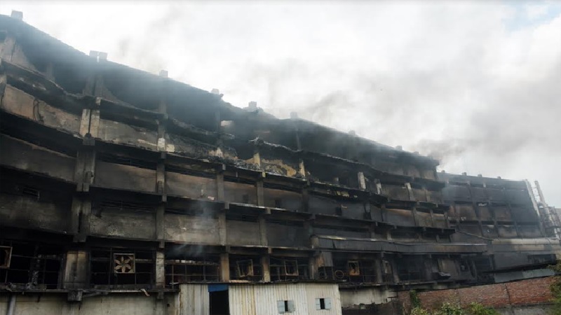 যেকোনো মুহূর্তে ধসে পড়তে পারে গাজী টায়ার কারখানার পোড়া ভবন