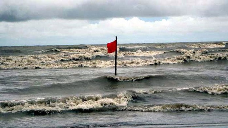 সাগরে নিম্নচাপ, বন্দরে সতর্কতা