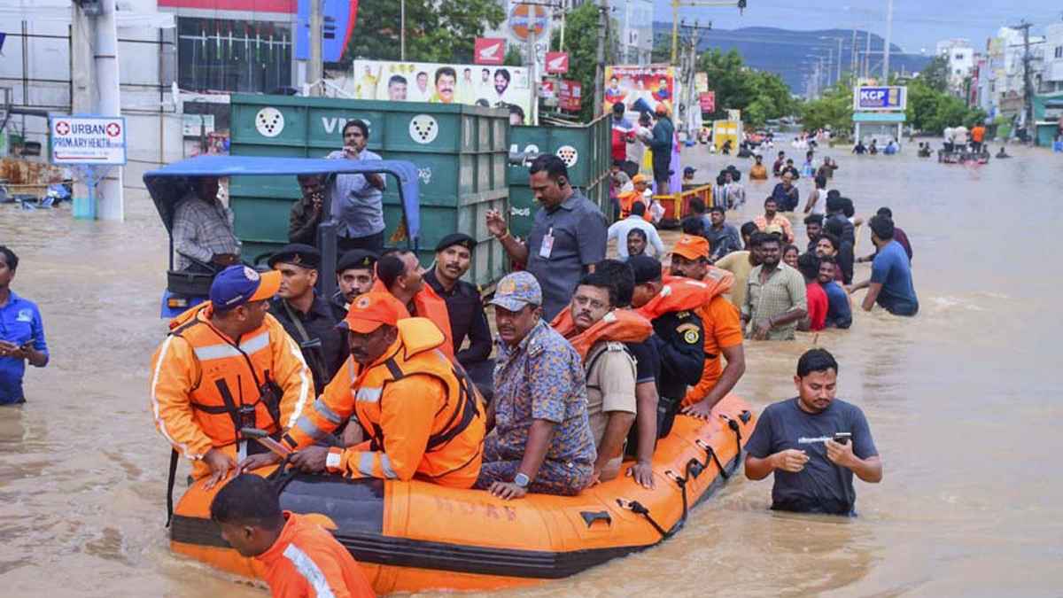 বন্যায় অন্ধ্র প্রদেশ-তেলেঙ্গানায় ১৯ জনের মৃত্যু, বহু ট্রেন বাতিল